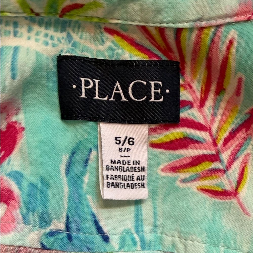 Boys size 5-6/small boys tropical short sleeve button down shirt. - Picture 2 of 3